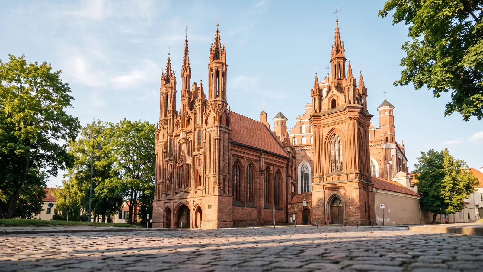 Die gotische Backsteinfassade der St Anna Kirche in Vilnius im warmen Licht eines sonnigen Frühsommertags.