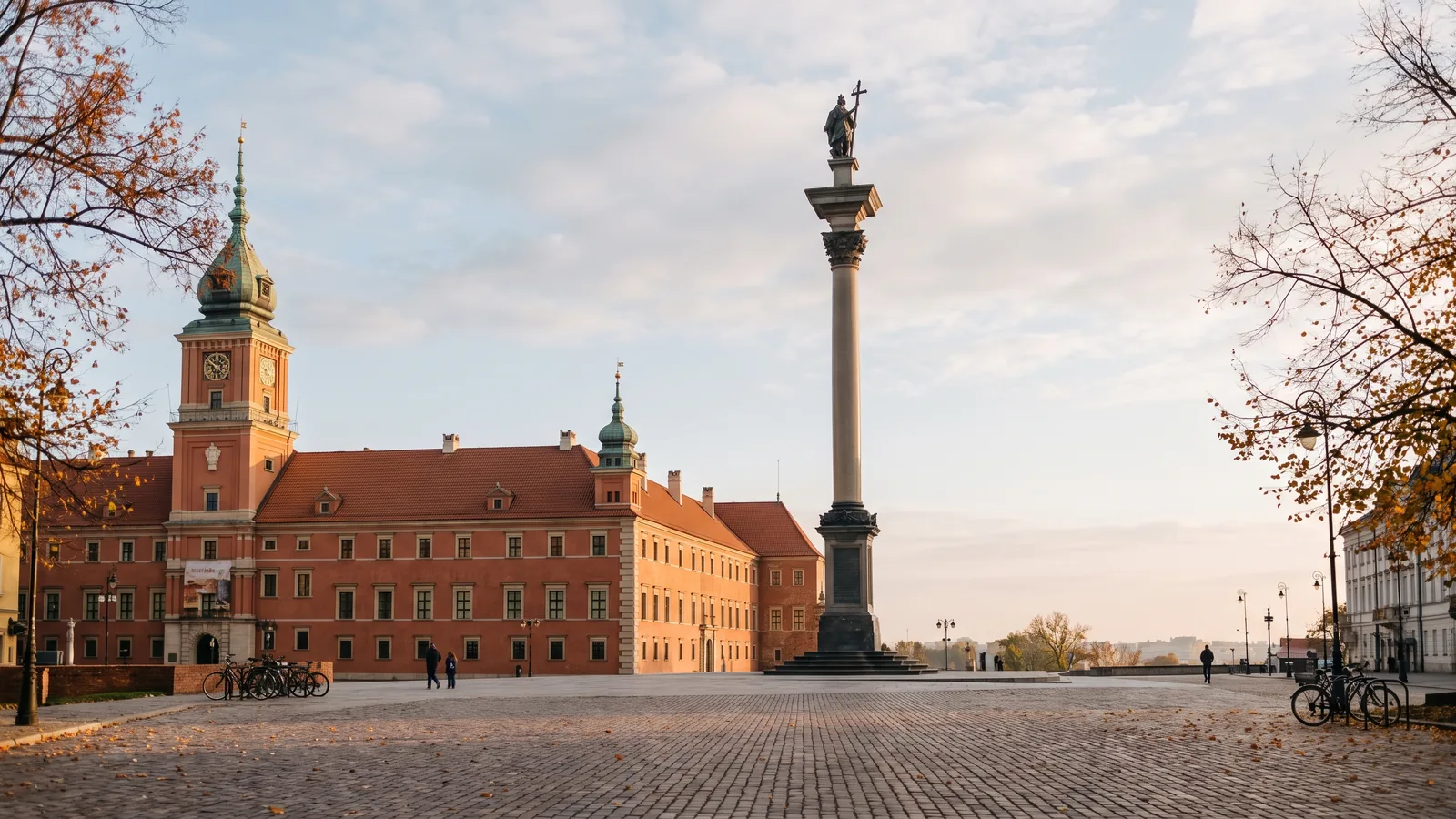 Der Warschauer Schlossplatz mit der Sigismundsäule und dem Königlichen Schloss im warmen Licht des Frühherbstes.
