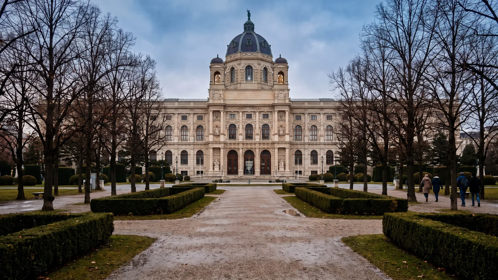 Die monumentale Kuppelfassade des Kunsthistorischen Museums am weitläufigen Maria Theresien Platz in Wien im kühlen Spätherbstlicht.