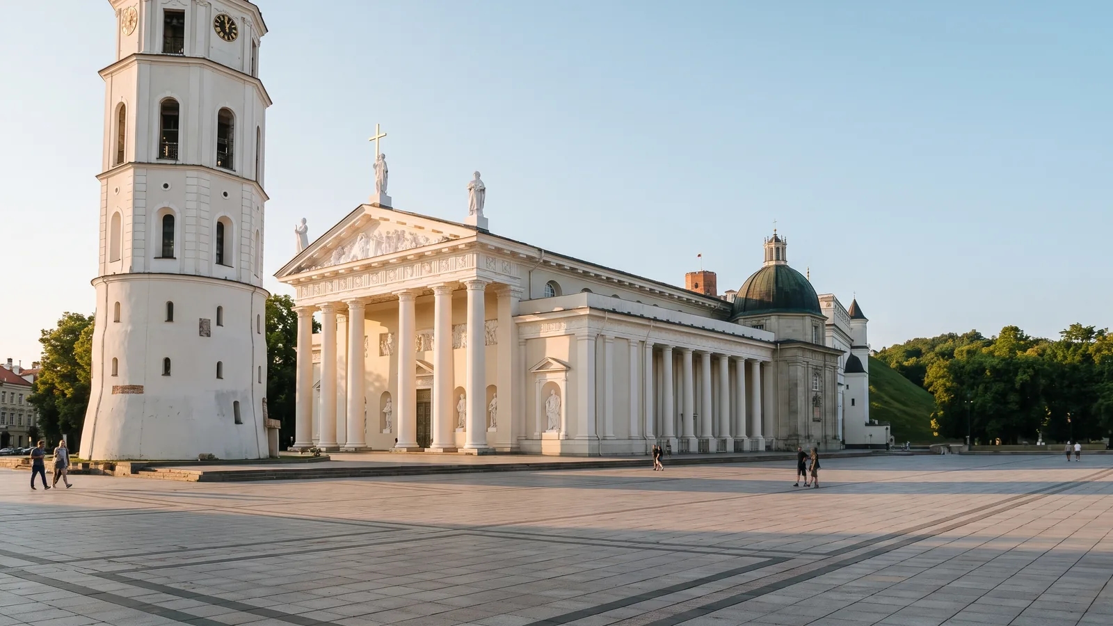 Die weiße klassizistische Kathedrale von Vilnius mit dem freistehenden Glockenturm auf dem sonnigen Kathedralenplatz.