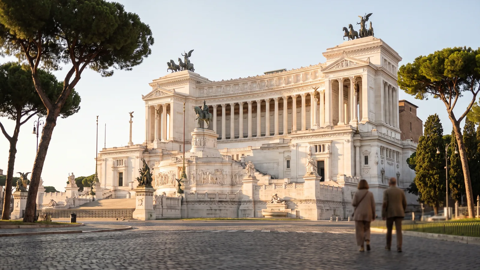 Das weiße Marmordenkmal Viktor Emanuel II. an der Piazza Venezia im warmen Spätnachmittagslicht eines sonnigen Oktobertags.